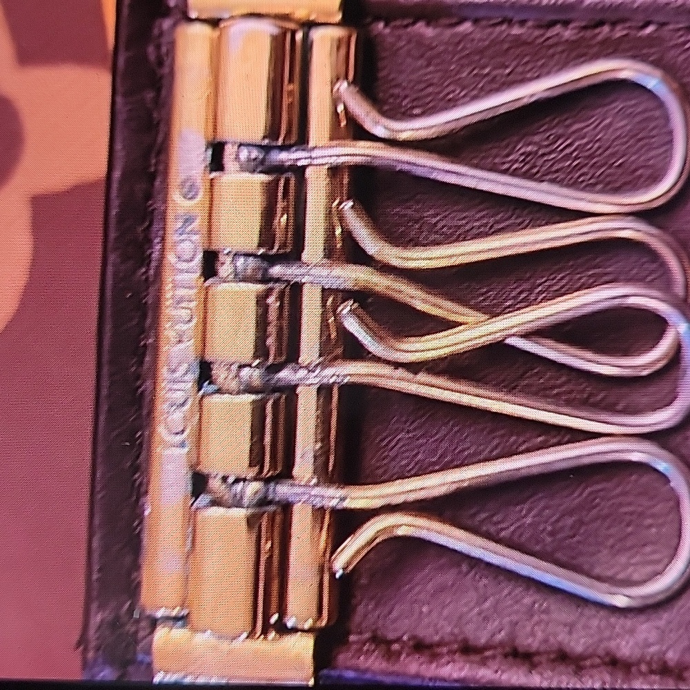 Louis Vuitton Deep Purple/Plum a Vernis key case - Picture 9 of 14